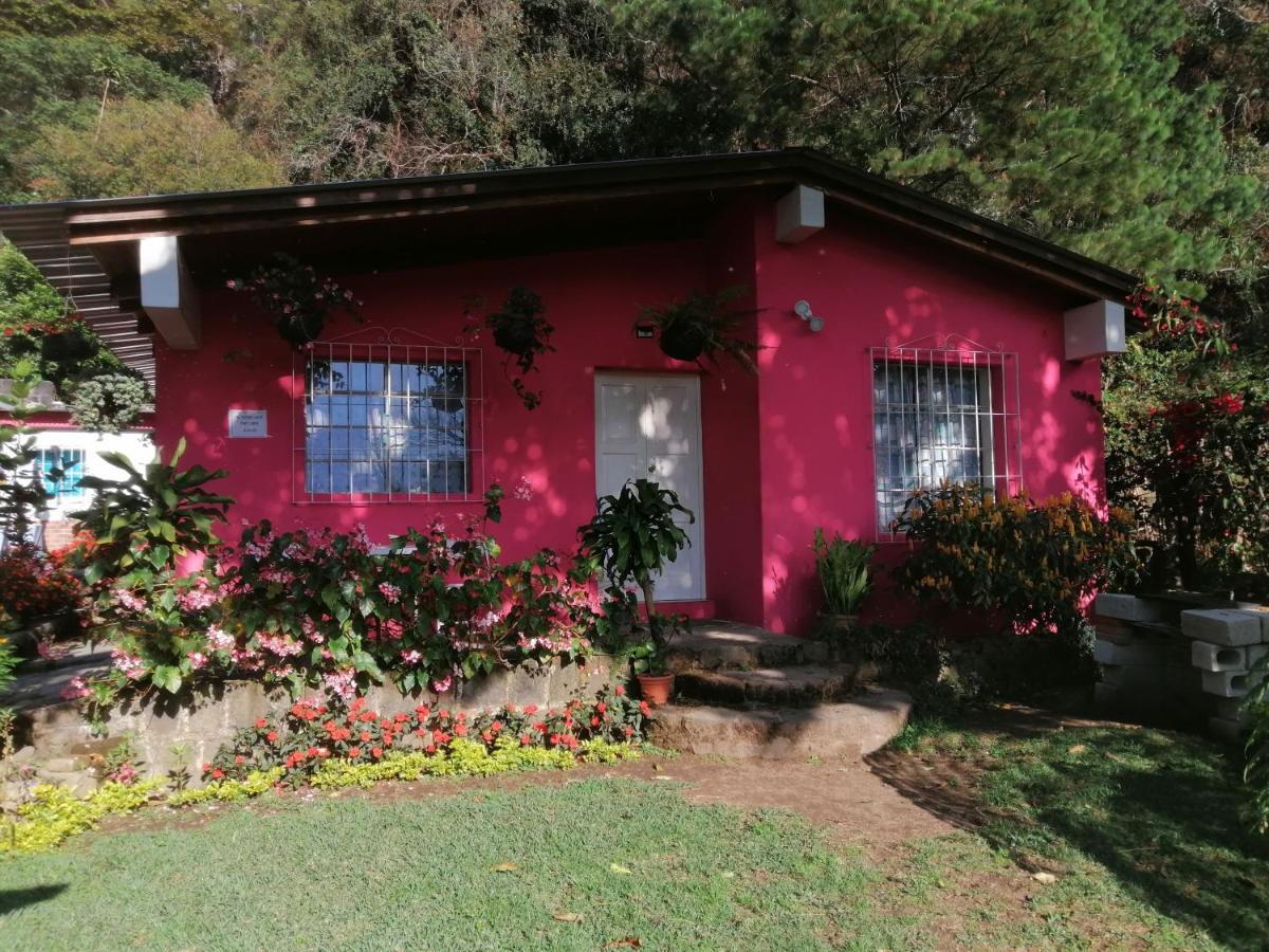Pink House Hostel San Lucas Tolimán Buitenkant foto